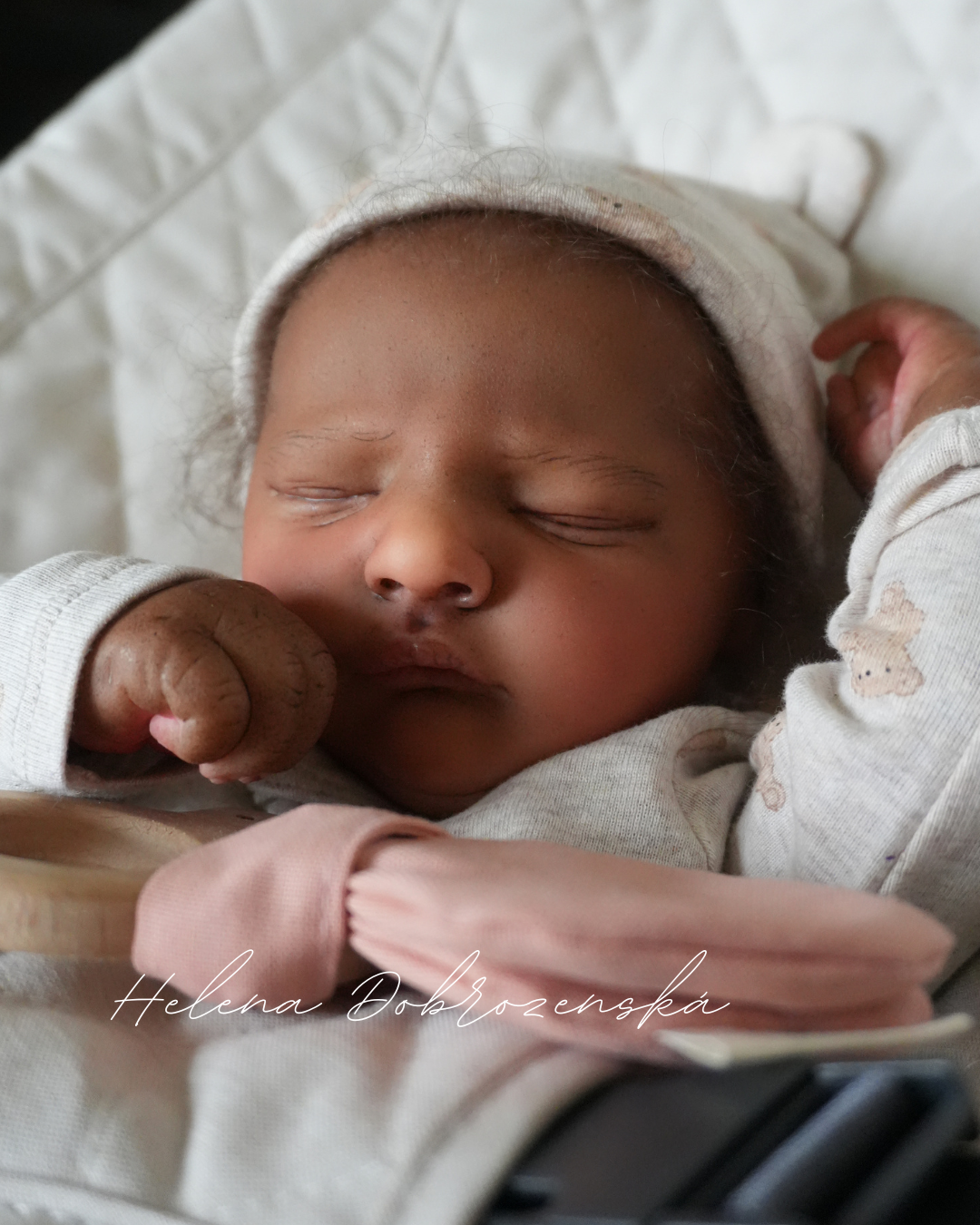 Reborn miminko tmavé pleti s kudrnatými vlasy z kitu Owen sleep - ekonomické