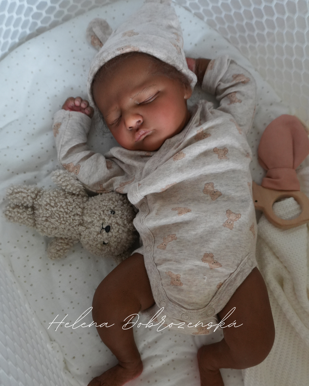 Reborn miminko tmavé pleti s kudrnatými vlasy z kitu Owen sleep - ekonomické