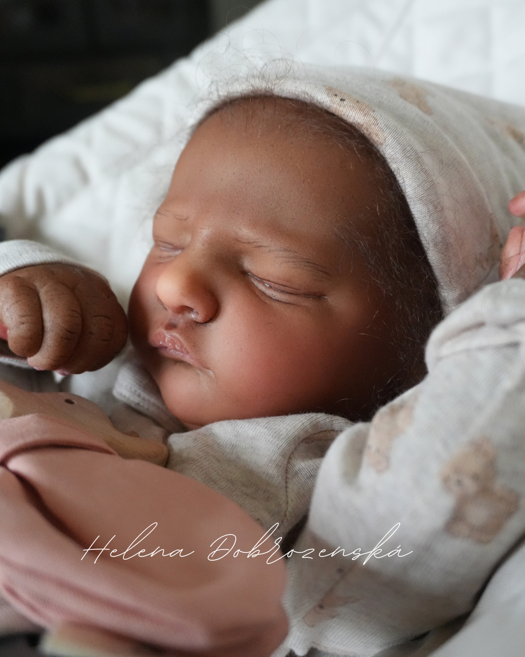 Reborn miminko tmavé pleti s kudrnatými vlasy z kitu Owen sleep - ekonomické