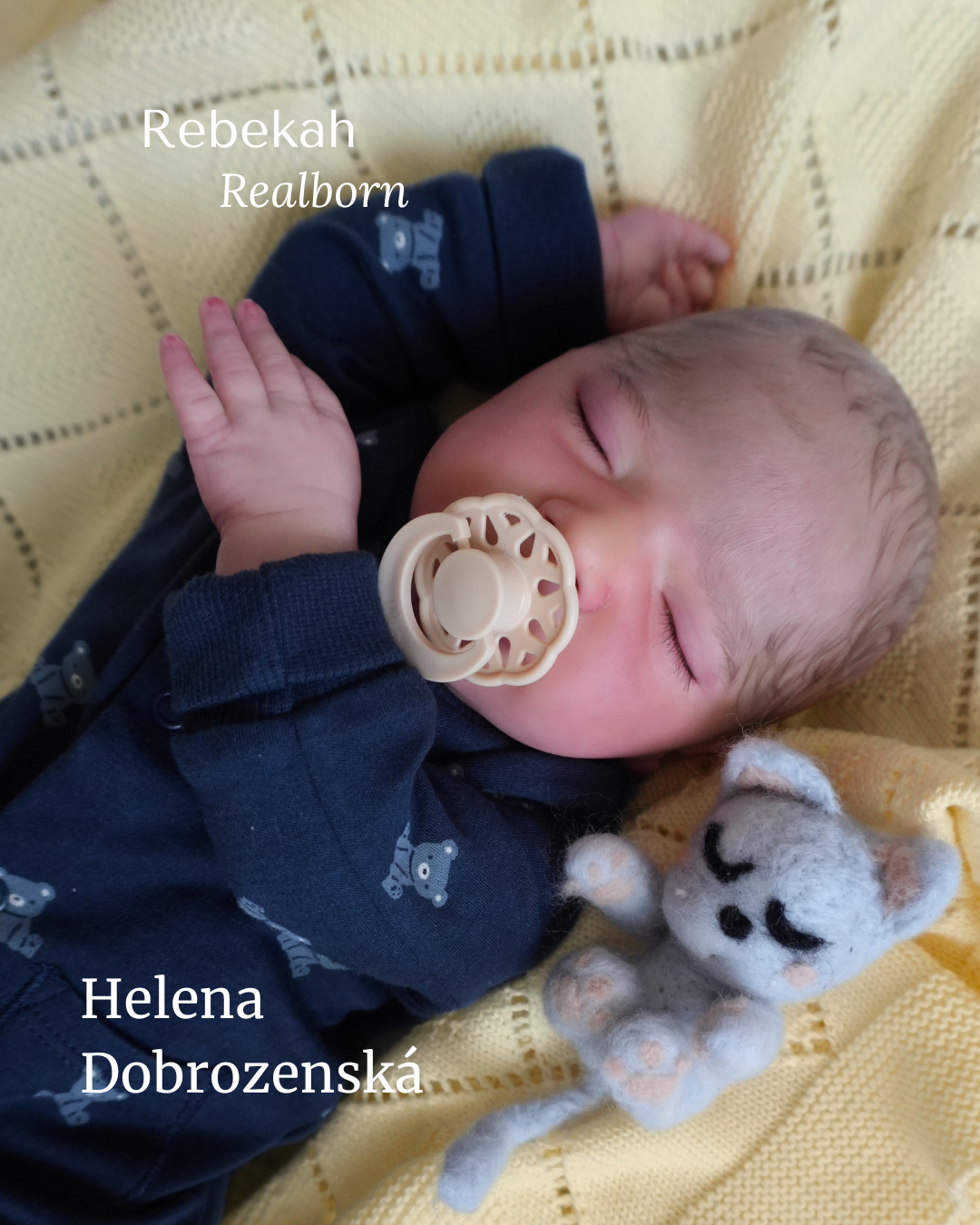 Reborn miminko z modelu Rebekah jako chlapeček v modrém