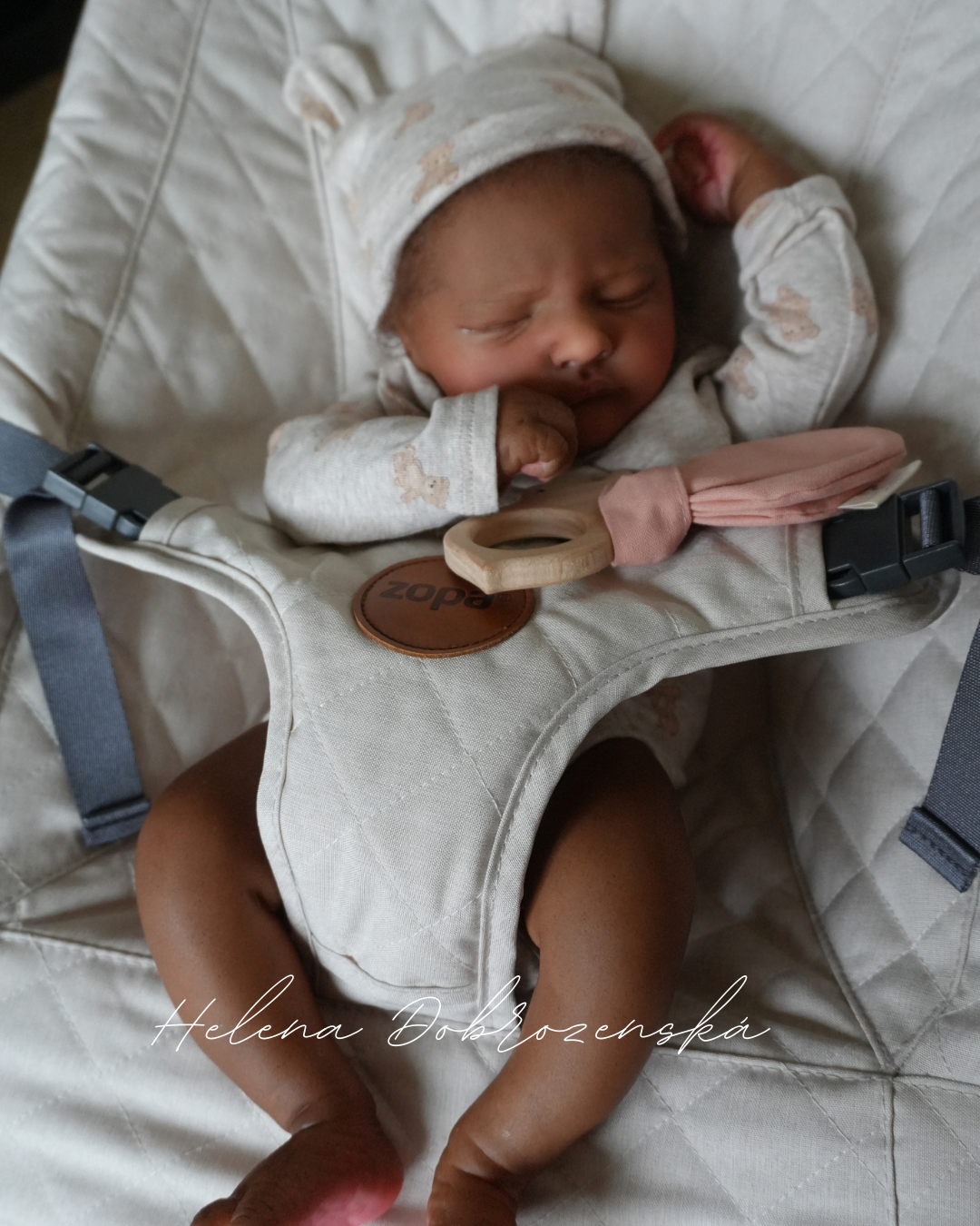 Reborn miminko tmavé pleti s kudrnatými vlasy z kitu Owen sleep - ekonomické