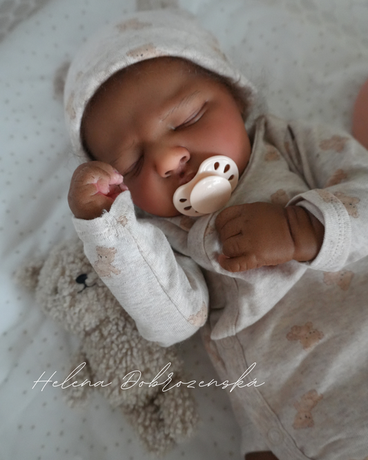 Reborn miminko tmavé pleti s kudrnatými vlasy z kitu Owen sleep - ekonomické