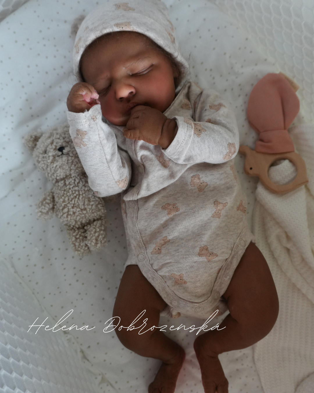 Reborn miminko tmavé pleti s kudrnatými vlasy z kitu Owen sleep - ekonomické