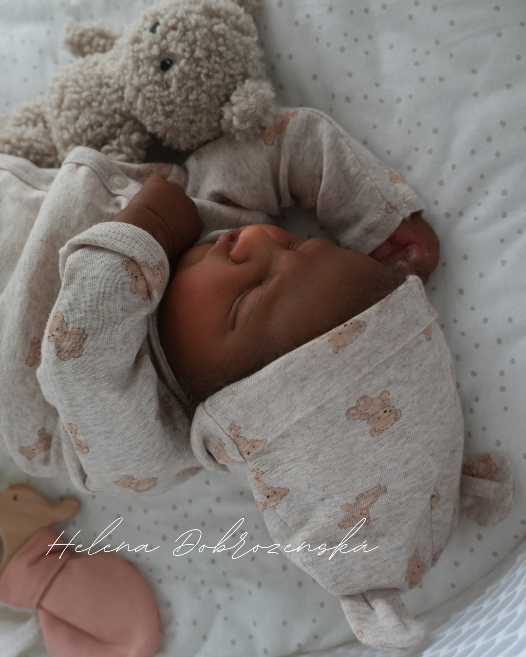 Reborn miminko tmavé pleti s kudrnatými vlasy z kitu Owen sleep - ekonomické