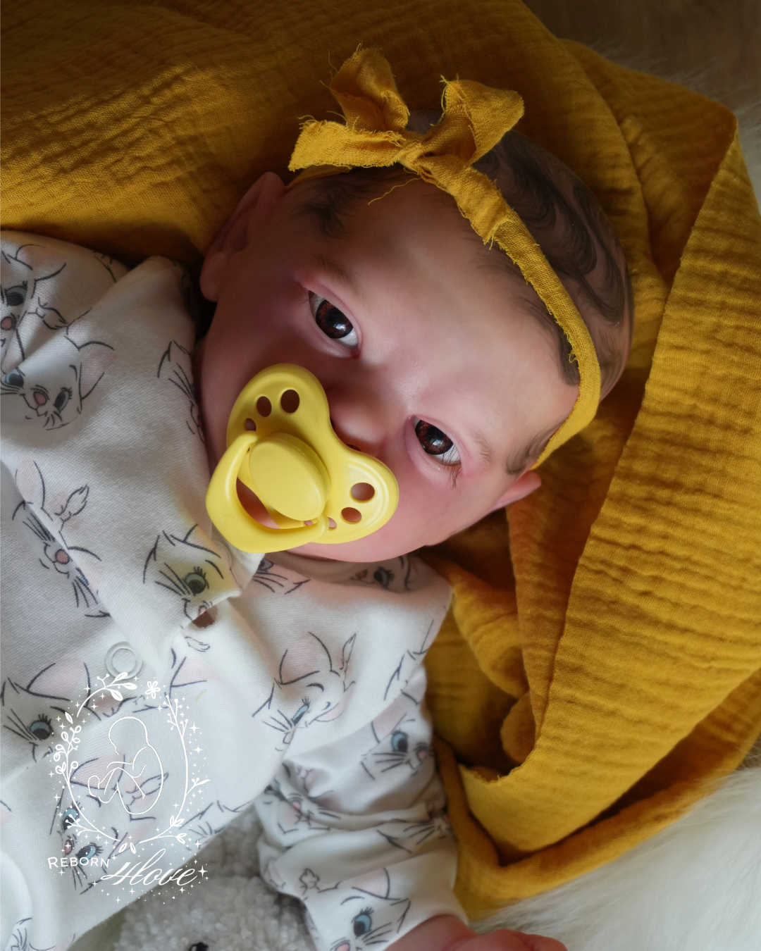 Krásná koukací umělecká reborn panenka Evelyn