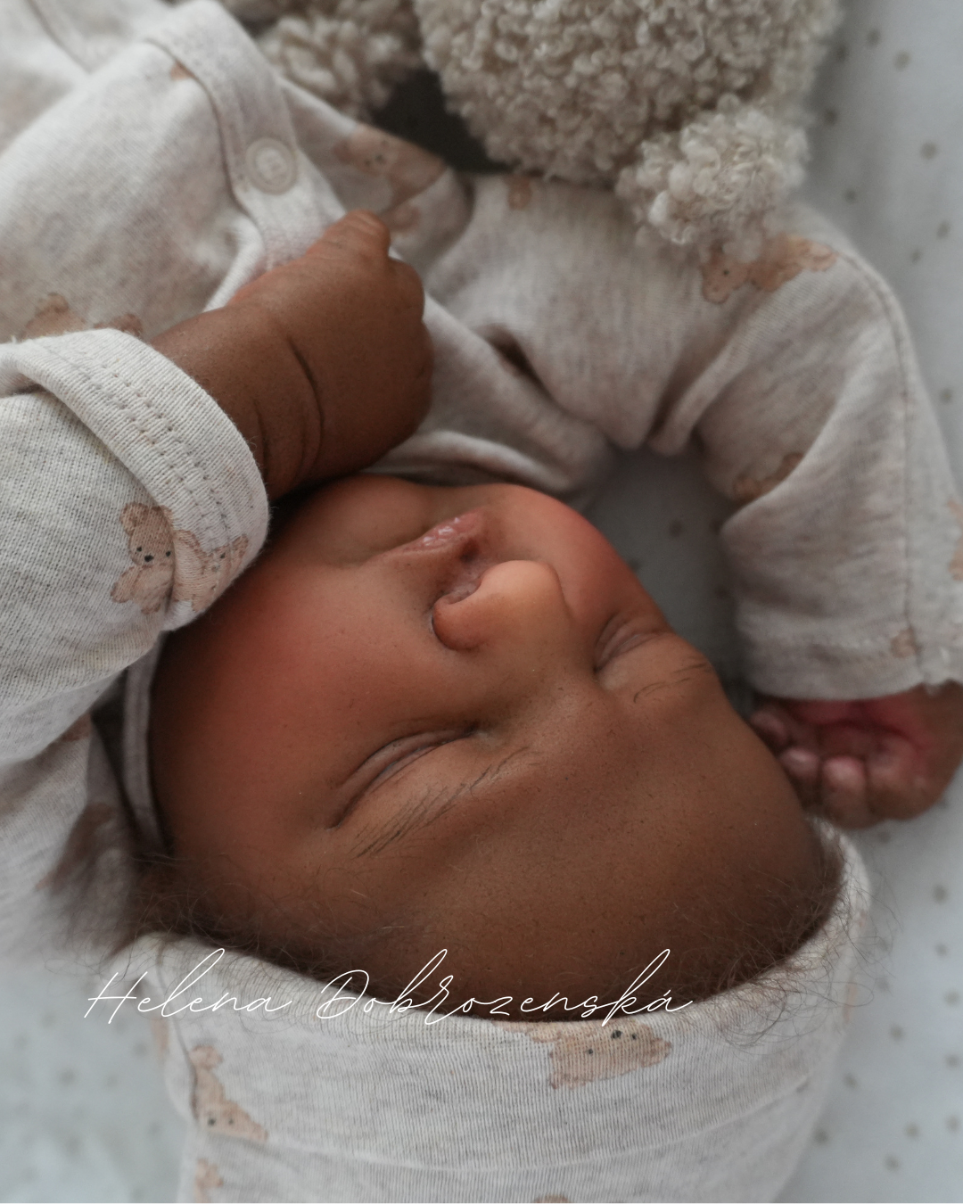 Reborn miminko tmavé pleti s kudrnatými vlasy z kitu Owen sleep - ekonomické