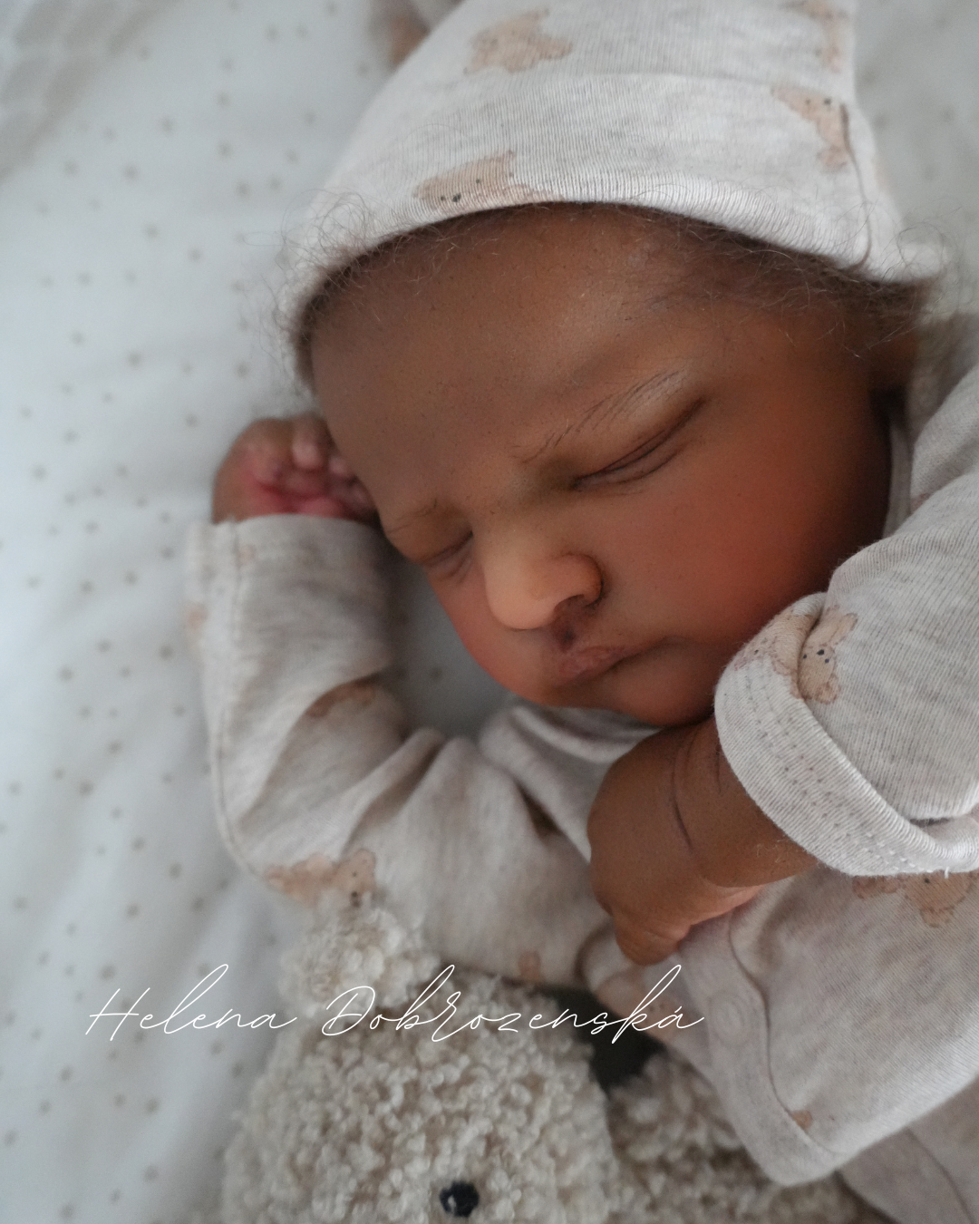 Reborn miminko tmavé pleti s kudrnatými vlasy z kitu Owen sleep - ekonomické