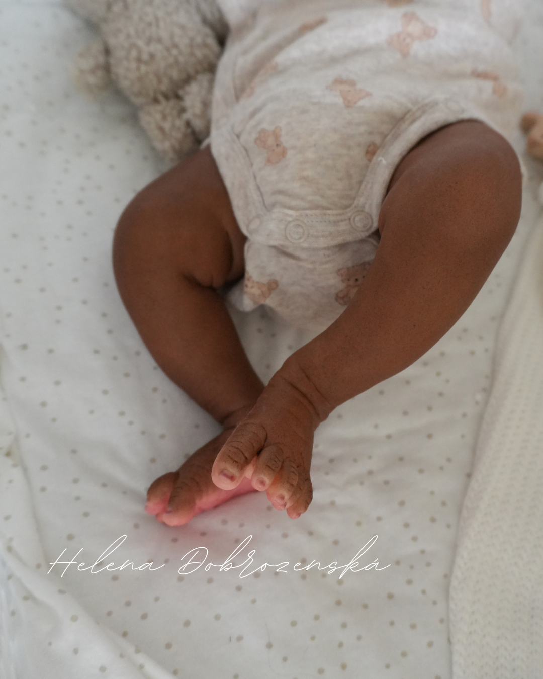 Reborn miminko tmavé pleti s kudrnatými vlasy z kitu Owen sleep - ekonomické