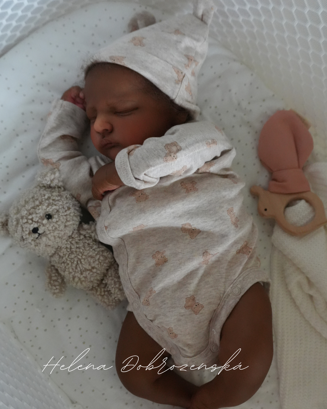 Reborn miminko tmavé pleti s kudrnatými vlasy z kitu Owen sleep - ekonomické