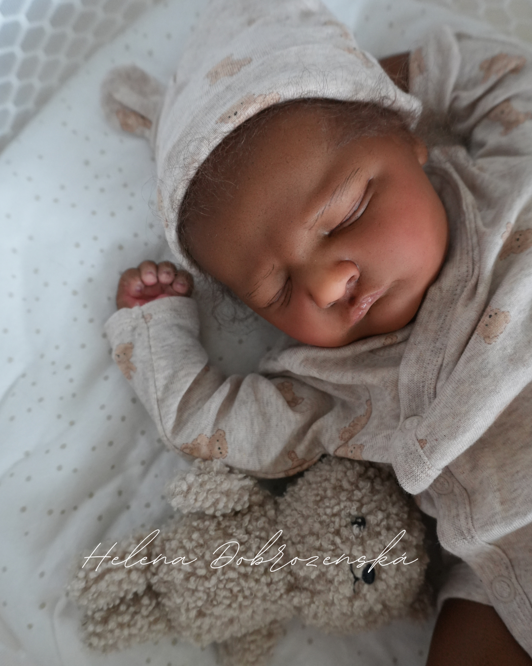 Reborn miminko tmavé pleti s kudrnatými vlasy z kitu Owen sleep - ekonomické